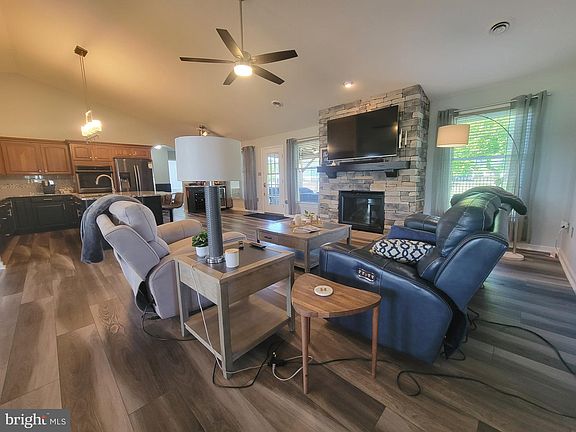 5th image of 1222 S Pointe Dr