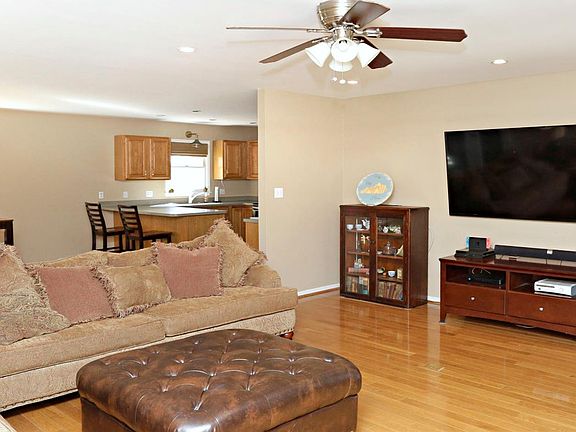 3rd image of 412 Michael Ct