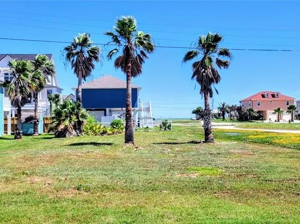 1232 S Live Oak St, Rockport, TX 78382