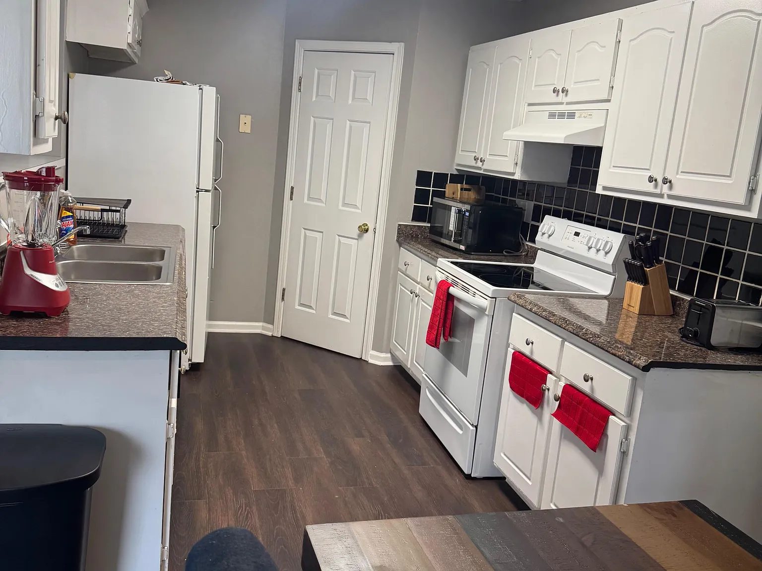 4 bed, 3.0 bath, 2052 sqft, $1,139 — Photo 4