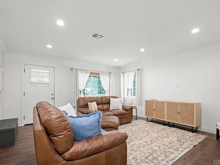 586 Del Mar Ave — Photo 3