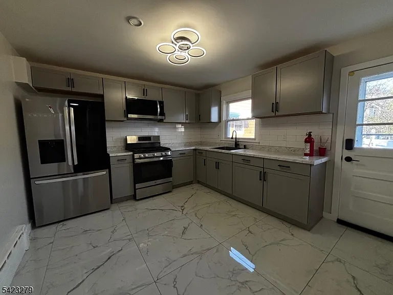 520 Spencer St — Photo 3