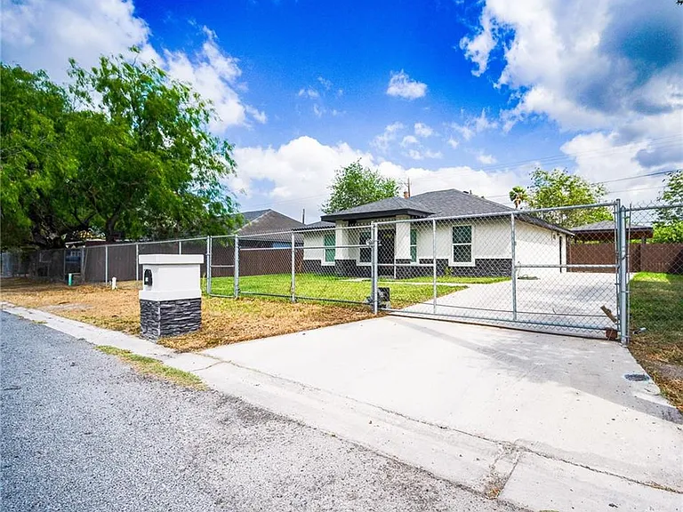 504 San Antonio Cir — Photo 3