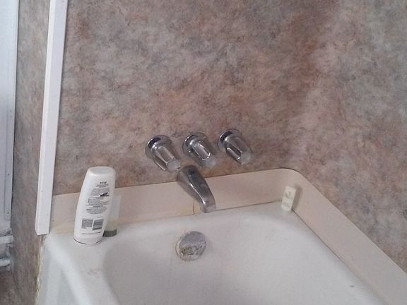 2nd Fl.  New Faucets in Tub