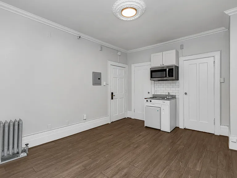 735 Taylor — Photo 4