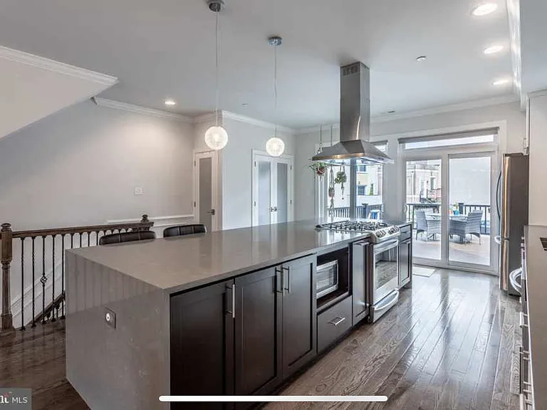 869 N 5th St — Photo 3