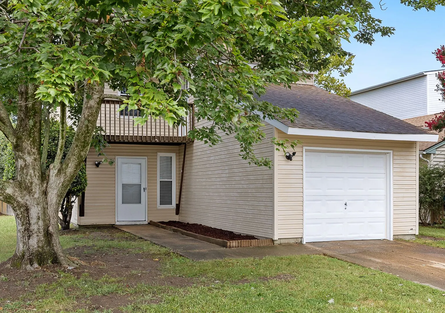 Beautifully remodeled 3 bedroom, 2.5 bathroom, two story home in central Virginia Beach! — Photo 2