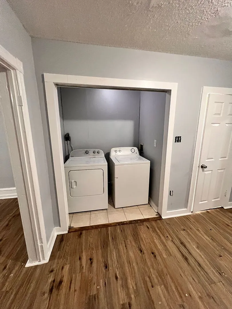 Updated 3 Bedroom 1.5 Bath Townhome w/ Paved Yard + Washer & Dryer — Photo 4