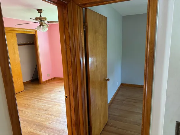 906 Bellevue Blvd S, Bellevue, NE 68005