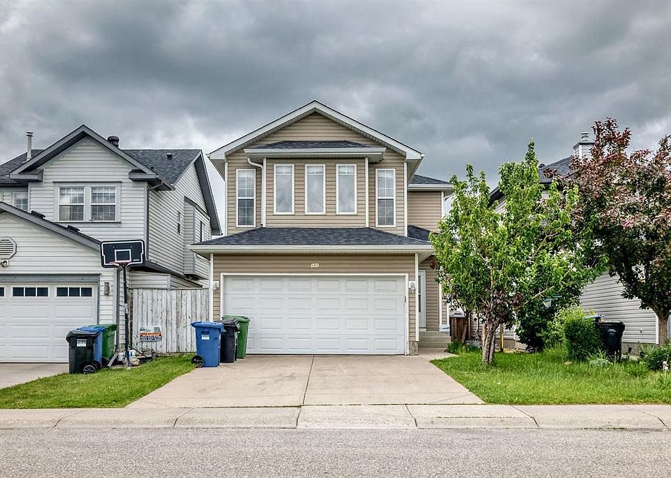 1st image of 145 S Martinvalley Cres NE