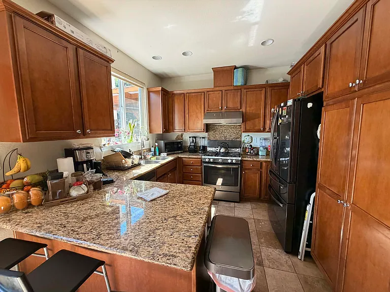 832 Hawkins Dr — Photo 4