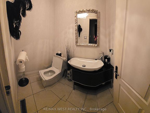 3rd image of 64 Kingmount Cres