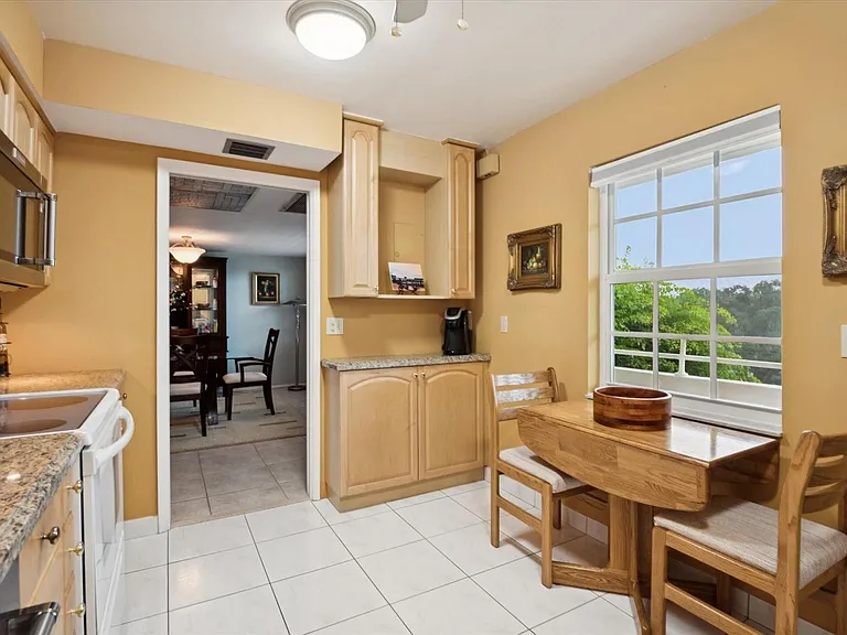 3900 Oaks Clubhouse Dr #409 — Photo 6
