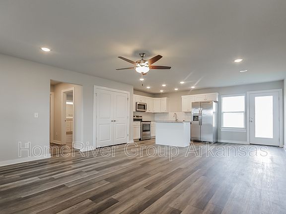 3rd image of 376 N Mojave St