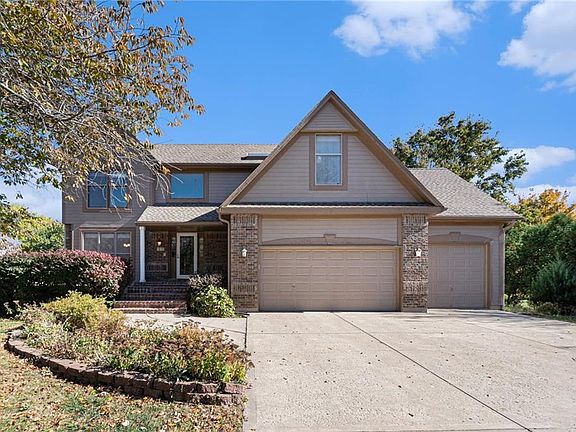 3rd image of 505 SE Williamsburg Dr
