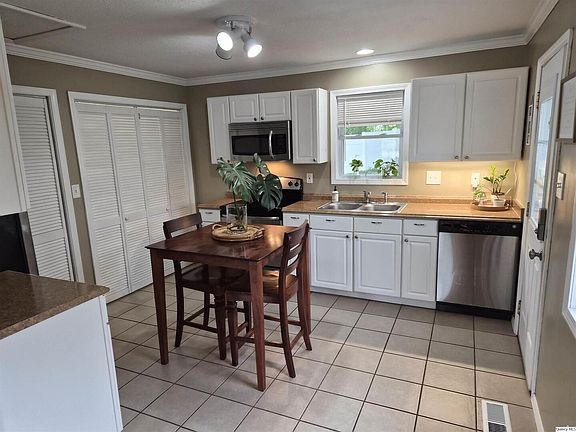 4th image of 1800 N Granview Dr