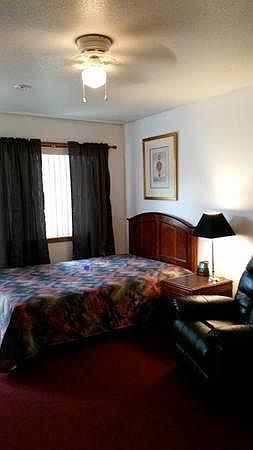 BEDROOM/LIVINGROOM