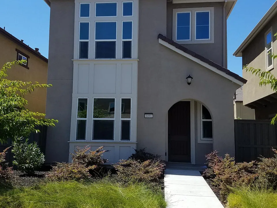 6091 Charlotte Dr