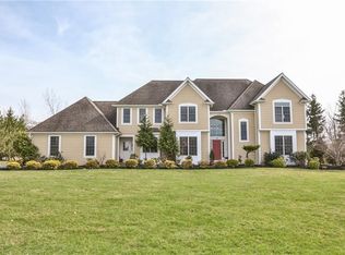 10 Turning Leaf Dr, Pittsford, NY 14534