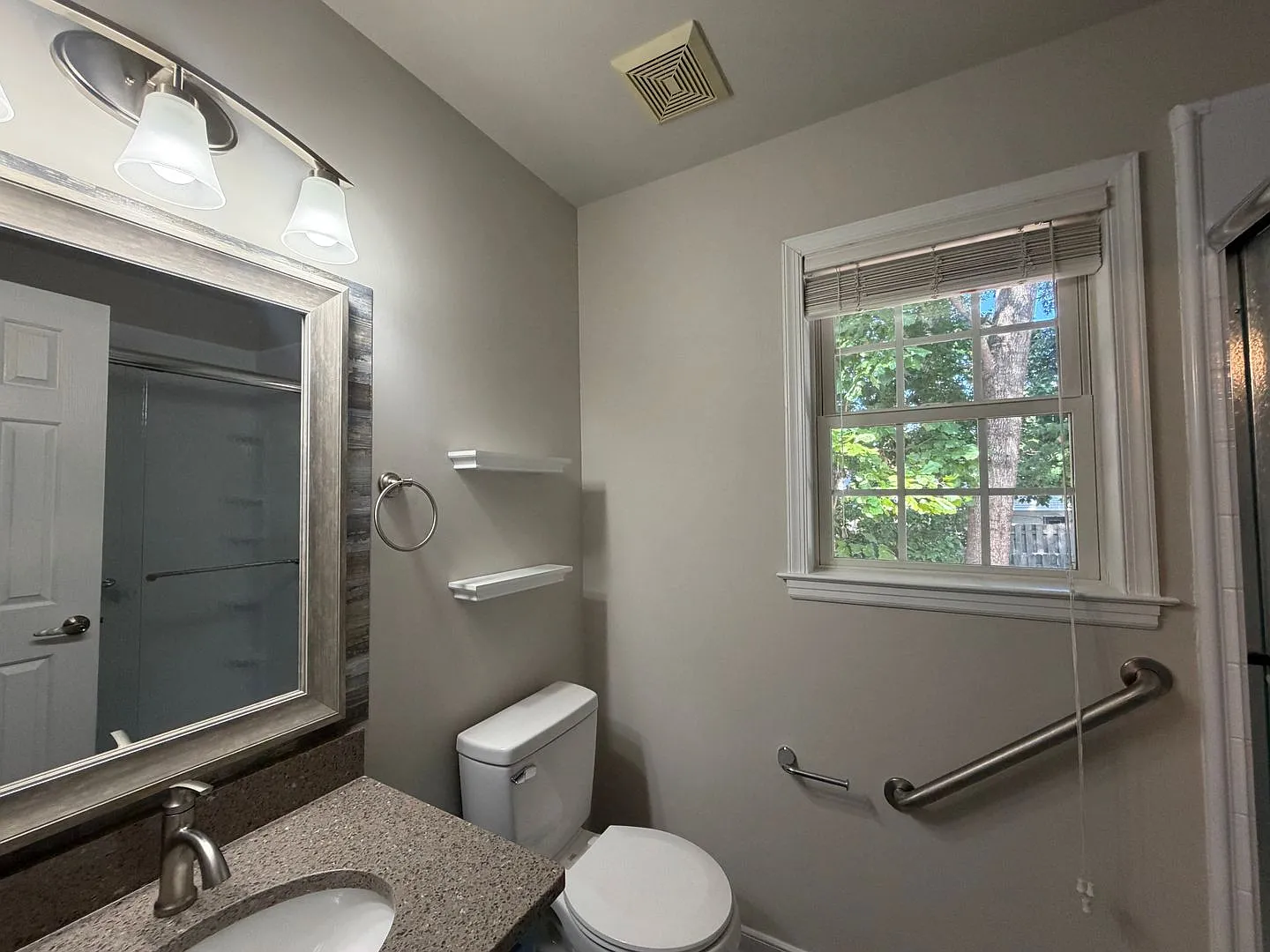 3-bedroom 2 full bath 1 story home with 2 car garage — Photo 4