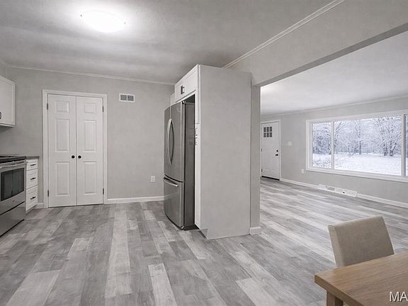 3rd image of 4414 Crest Dr