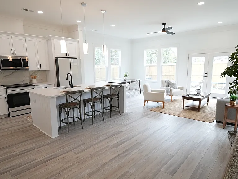2047 Forest Ave — Photo 16