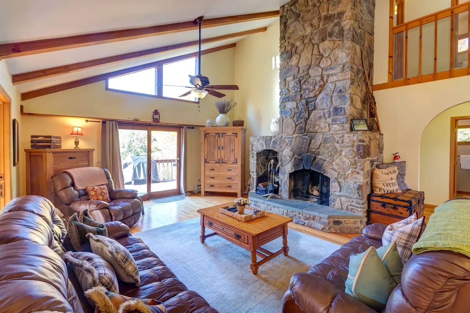 6 bed, 3.0 bath, $11,475 — Photo 2