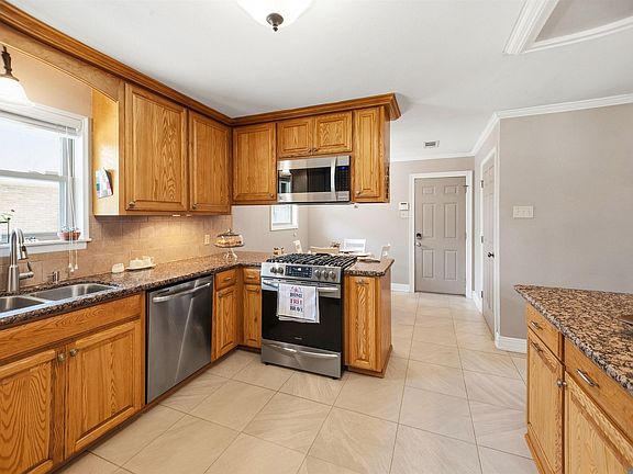 5th image of 11021 Fieldcrest Dr