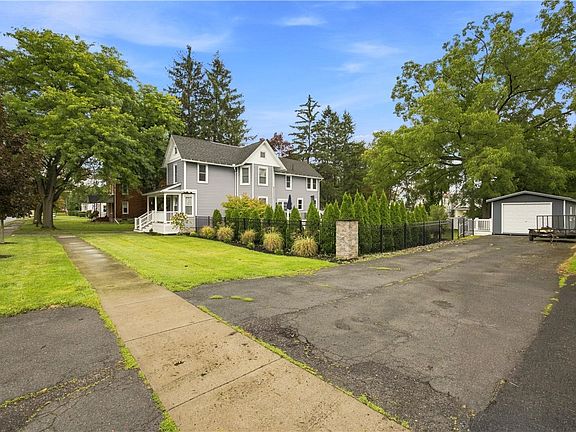 4th image of 63 Oak St