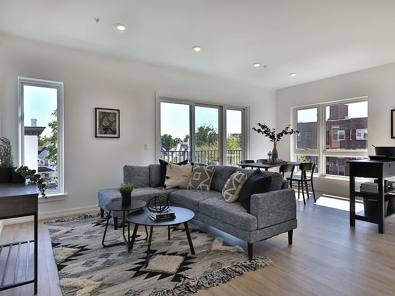 231 W Johnson Street — Photo 20