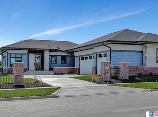 901 Pine Grove Ln, Lincoln, NE 68521