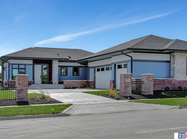 901 Pine Grove Ln, Lincoln, NE 68521