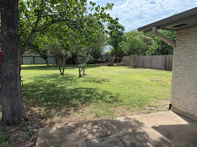 1009 Swallow Dr — Photo 20