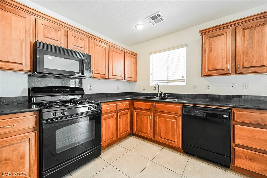 3 bed, 2.5 bath, 1483 sqft, $1,950 — Photo 3