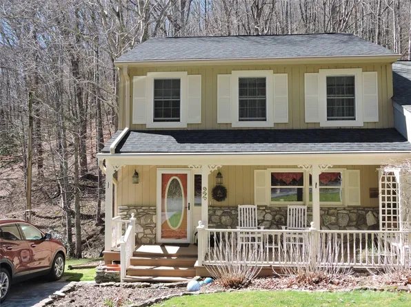 329 Riddle Cove Rd, Maggie Valley, NC 28751