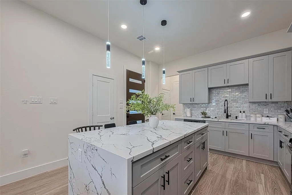 3 bed, 2358 sqft, $3,800 — Photo 3