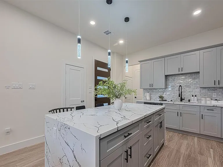 2909 Nagle St — Photo 3