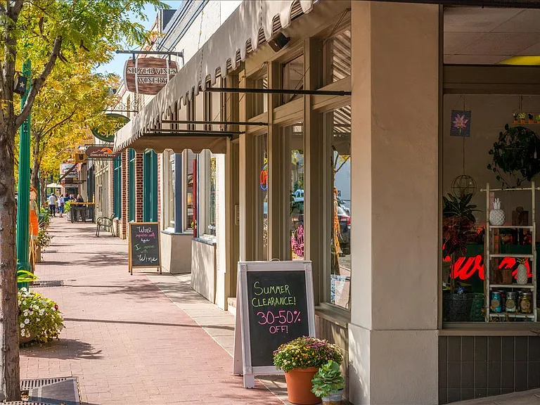 Walking distance to shopping in Olde Town