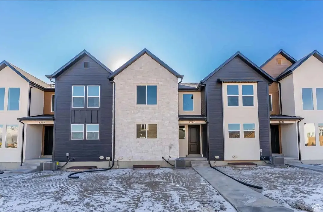 1 bed, 1.5 bath, 740 sqft, $1,350 — Photo 1