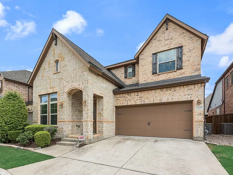 1127 Piedmont Ln — Photo 3