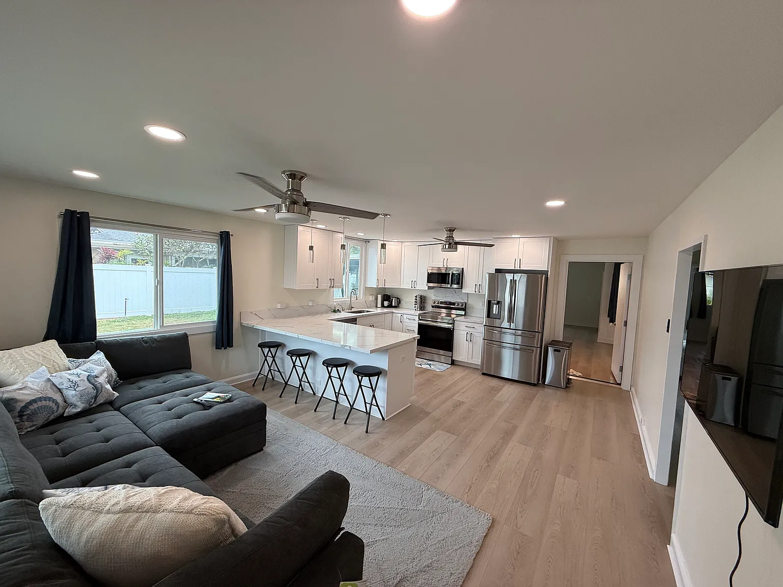 3 bed, 1000 sqft, $7,500 — Photo 1