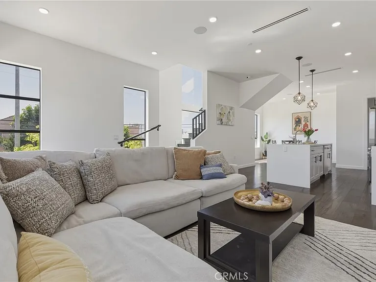 1301 Tamarind Ave — Photo 12