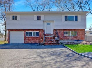 1 Thomas Ave, Bay Shore, NY 11706