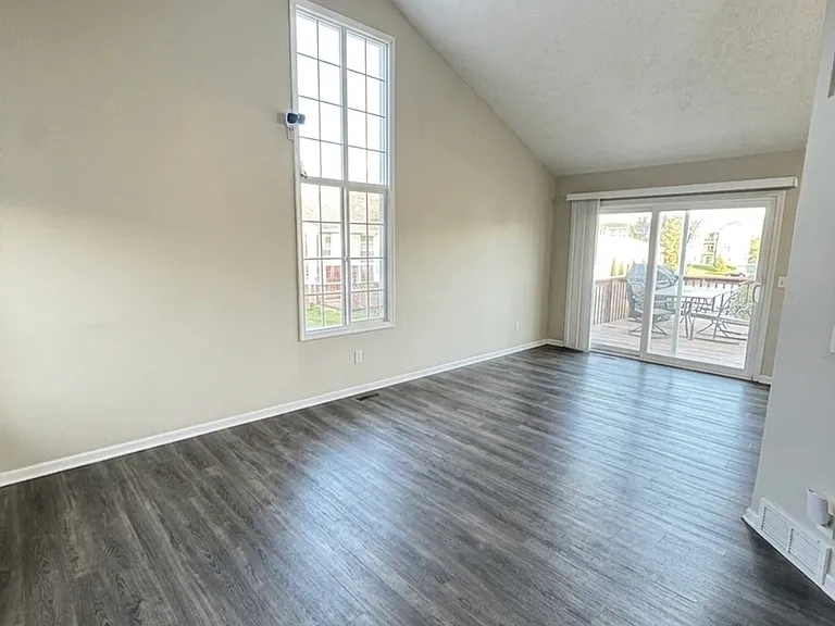 6733 Hill Crest Ln — Photo 4