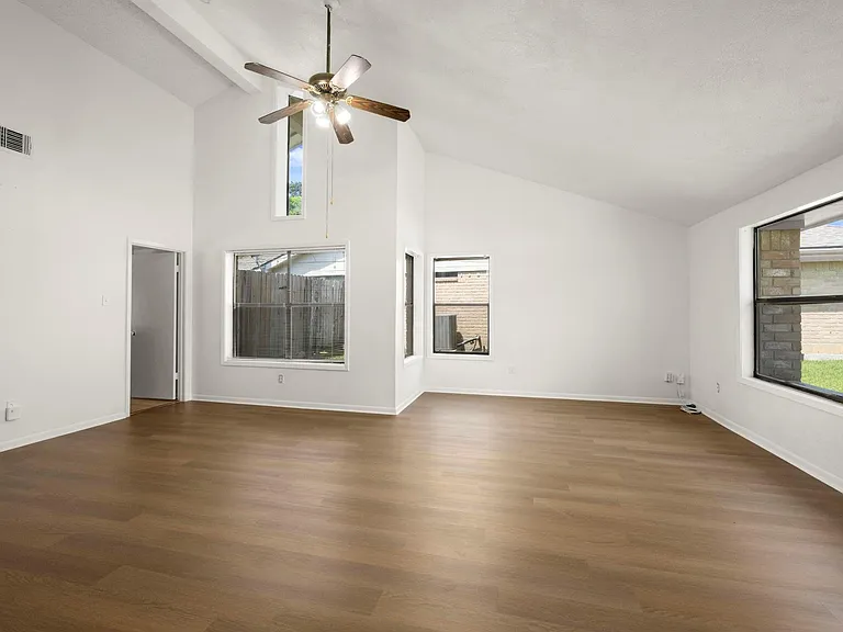 7415 Creekfield Dr — Photo 9