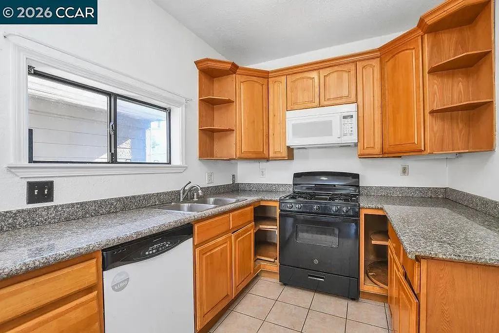 3 bed, 915 sqft, $2,025 — Photo 4