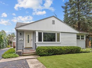 1551 N McKinley Rd, Lake Forest, IL 60045