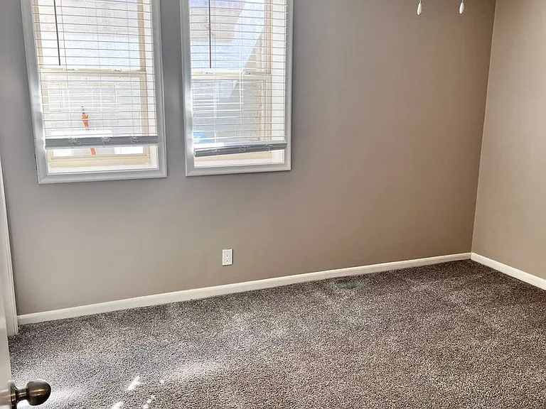 Bristol Square Apartments — Photo 182