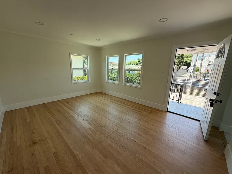 8640 Baring Cross St — Photo 2