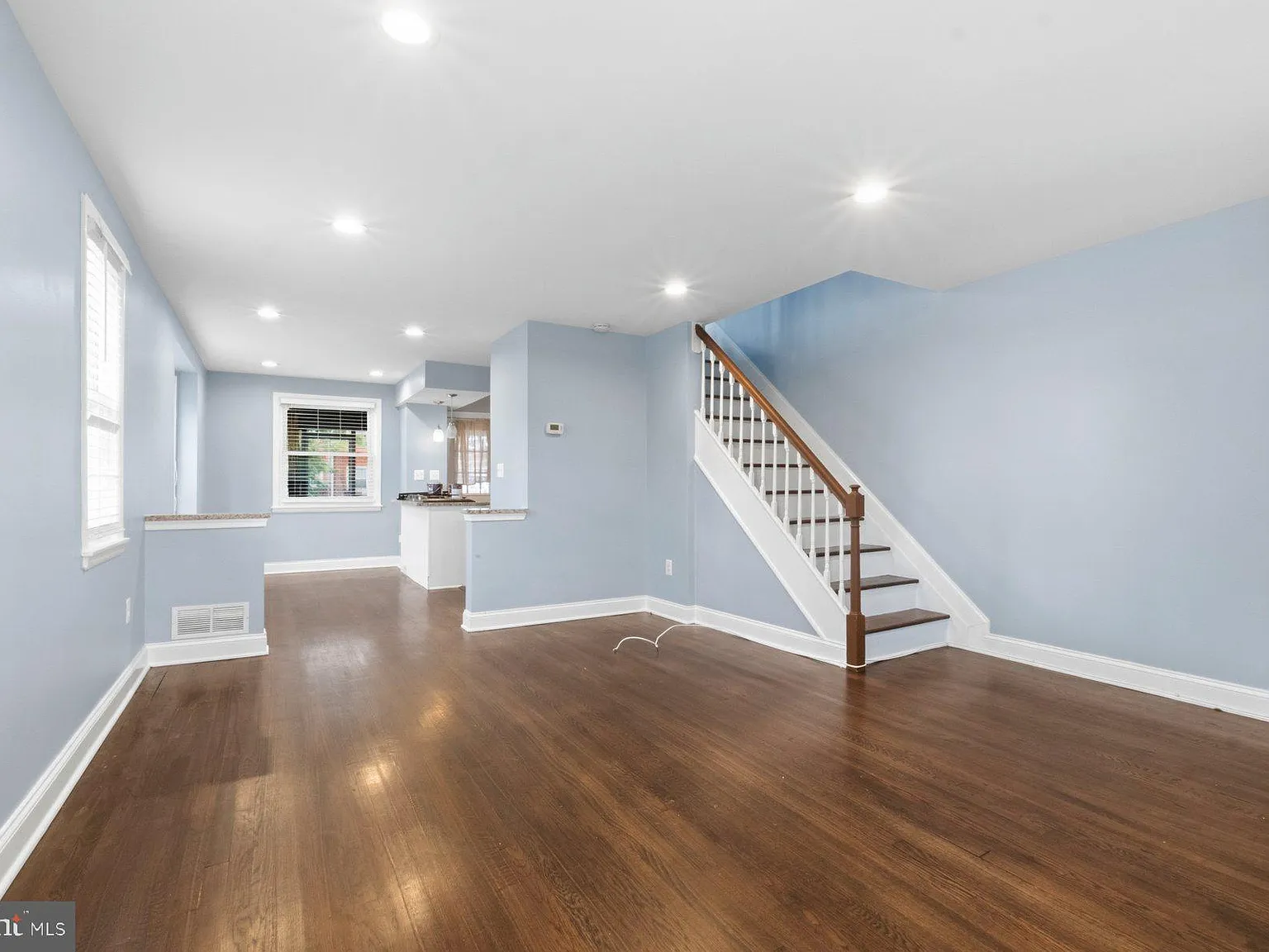 3 bed, 1024 sqft, $2,200 — Photo 2